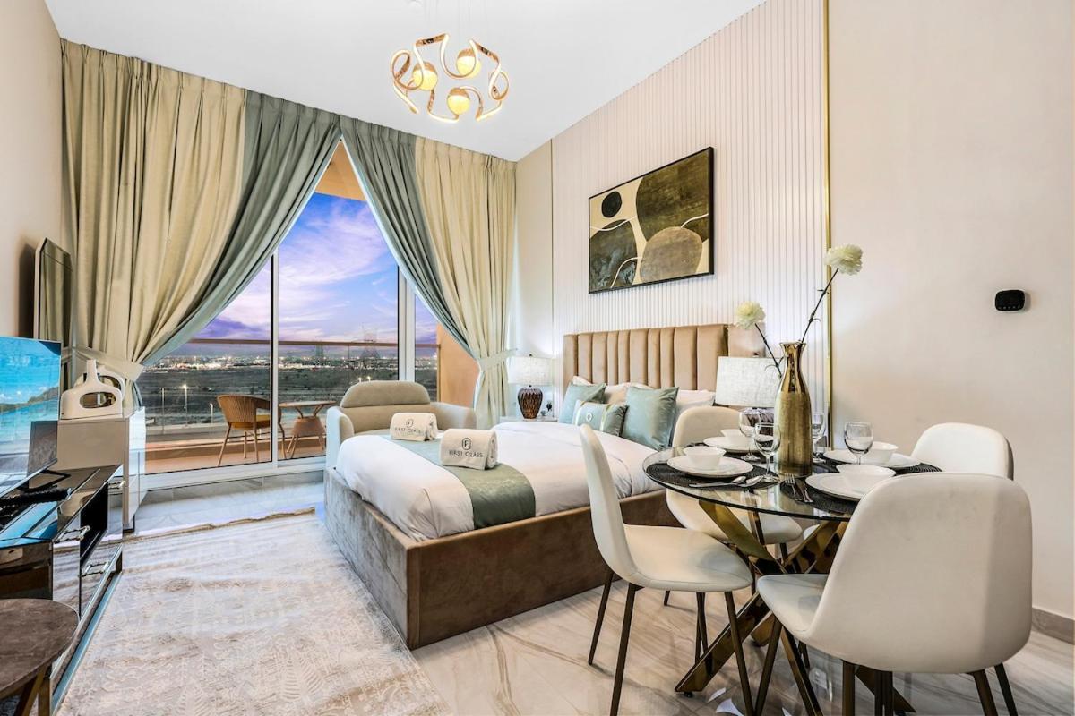 Chic W Gym, Pool, Wifi & Free Parking Apartment