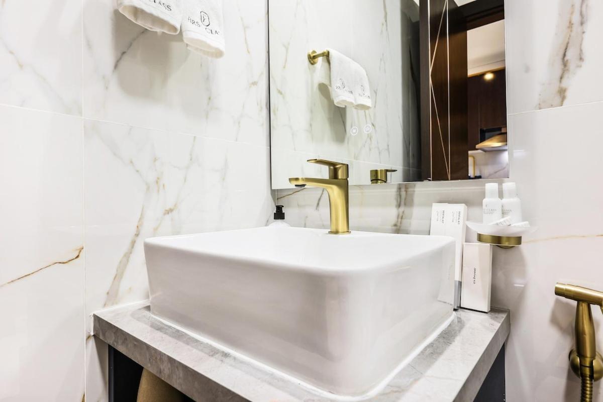 Chic W Gym, Pool, Wifi & Free Parking Apartment *