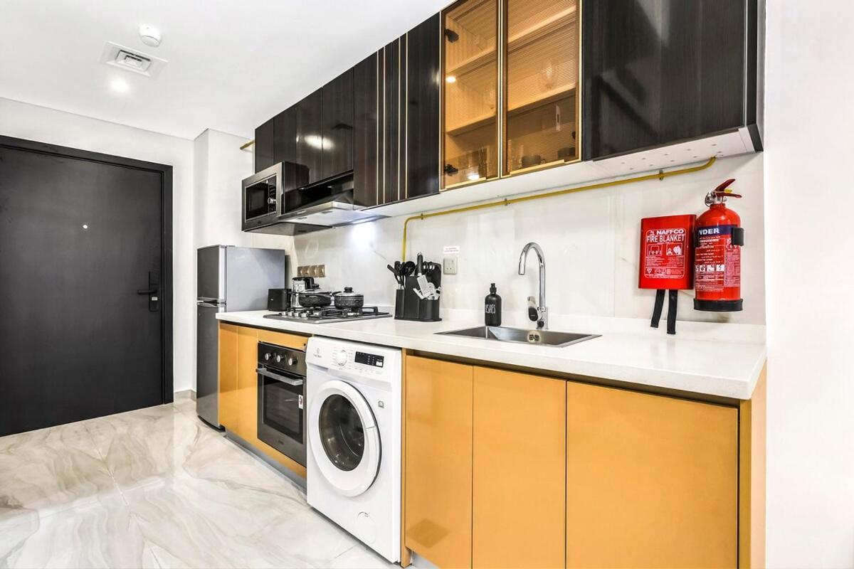 Chic W Gym, Pool, Wifi & Free Parking Apartment *