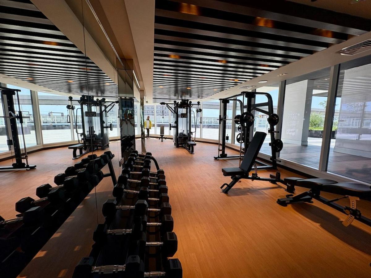 Chic W Gym, Pool, Wifi & Free Parking Apartment *