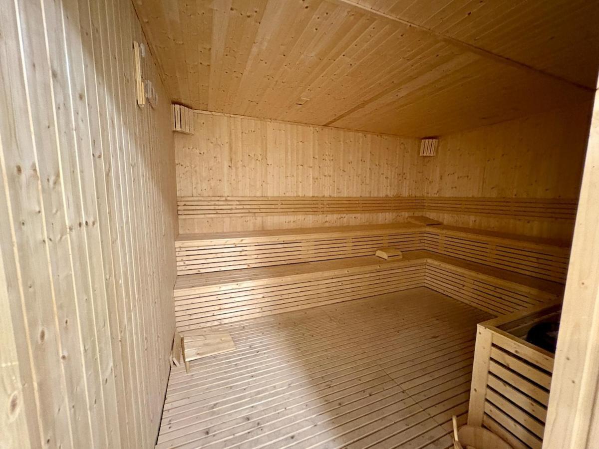 Chic W Gym, Pool, Wifi & Free Parking