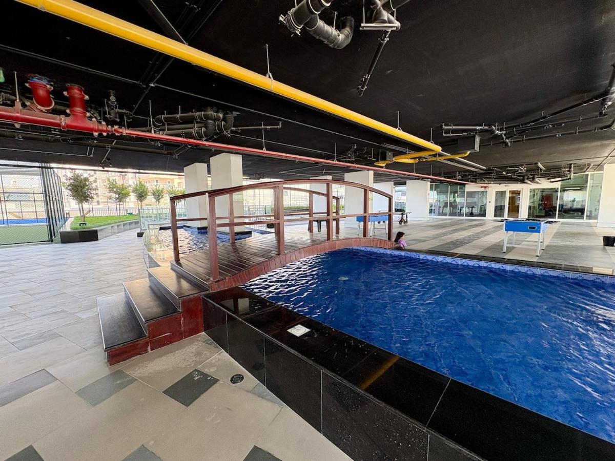 Chic W Gym, Pool, Wifi & Free Parking Apartment *