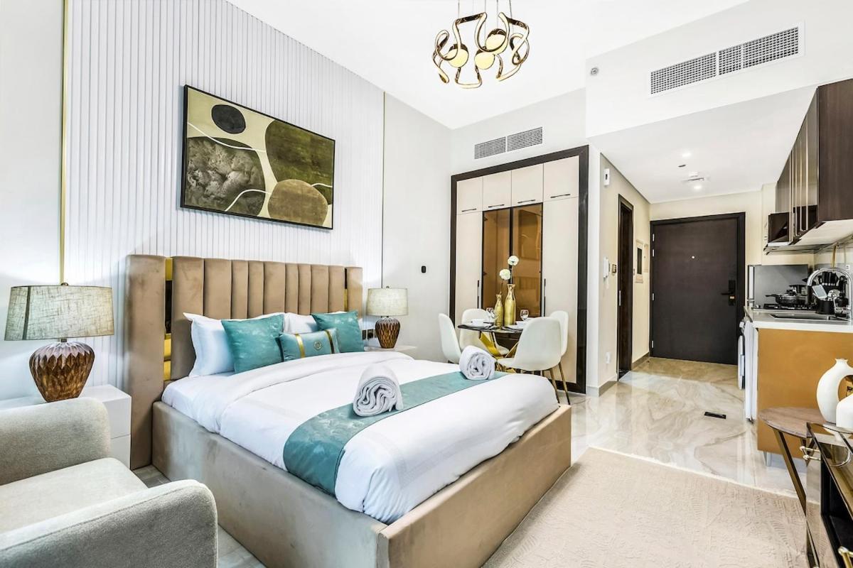 Chic W Gym, Pool, Wifi & Free Parking Apartment